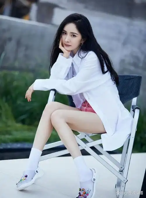杨幂玉足大白腿写真·又酷又飒,美腿白皙玉足迷人,妩媚动人