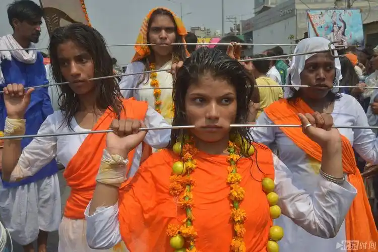 当地时间2017年5月14日,印度阿姆利则,印度教徒钢条穿腮庆祝母亲节.