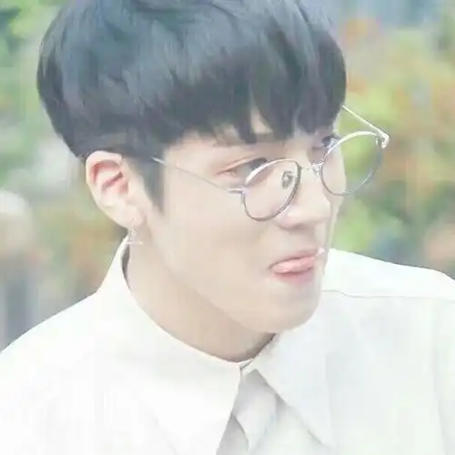 吐舌文静男孩_男生搞笑头像图片_扣扣居