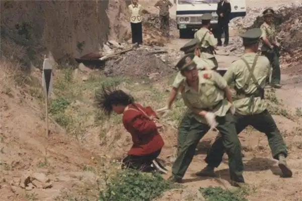 枪毙死刑犯时,如果一枪没有打死怎么办?要不要再补一枪呢