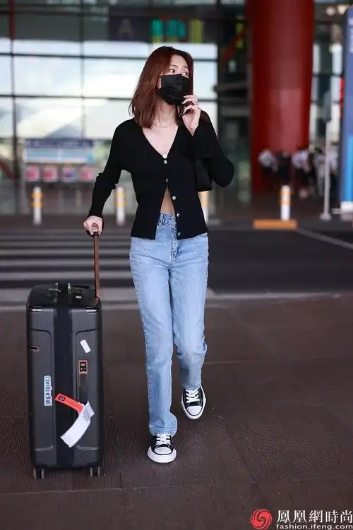 2021年8月20日,北京,刘雯机场街拍.