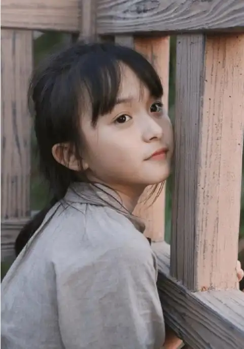 原创刘楚恬近照曝光12岁长腿吸睛颜值惊艳撞脸田亮女儿