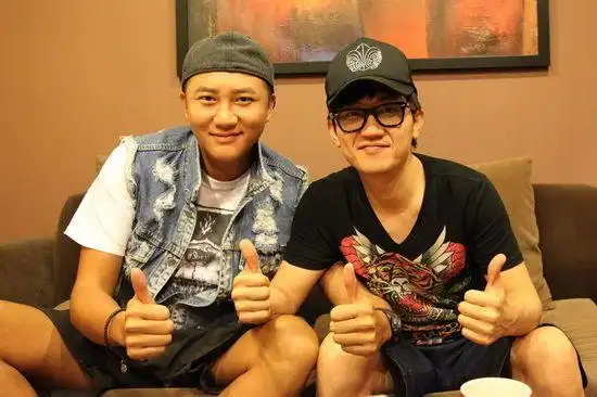 《老友记》,这首讲述兄弟情义的歌曲由金志文和好友关喆共同演绎,朴实