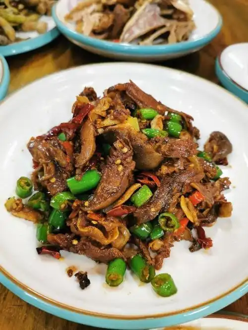 爆炒羊头肉,老板自己卤好再爆炒.这个很值得推荐