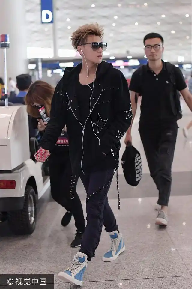 2017年8月1日,北京,黄子韬现身首都机场.  图片来源:云纵/视觉中国