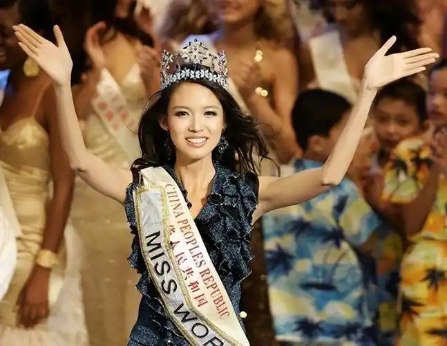 需要注意的是,在此前的选美历史上,我国从未有一人摘取过世界小姐冠军