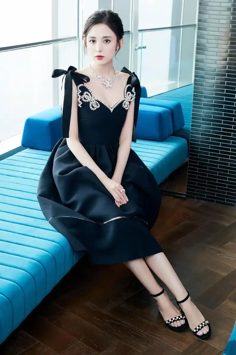 古力娜扎气质"绝"了,穿一袭卡其色短款风衣秀美腿,女神范十足