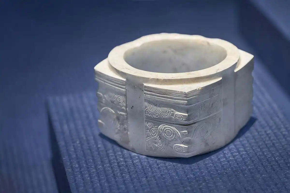 三星堆文明的神树纹玉琮,是三星堆与良渚文化融合的见证