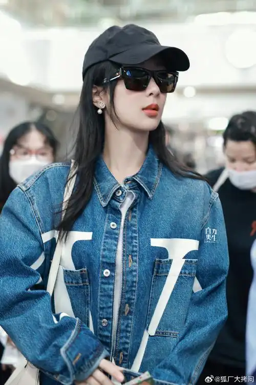 长靴黑墨镜别太酷啦#杨紫前往巴黎时装周