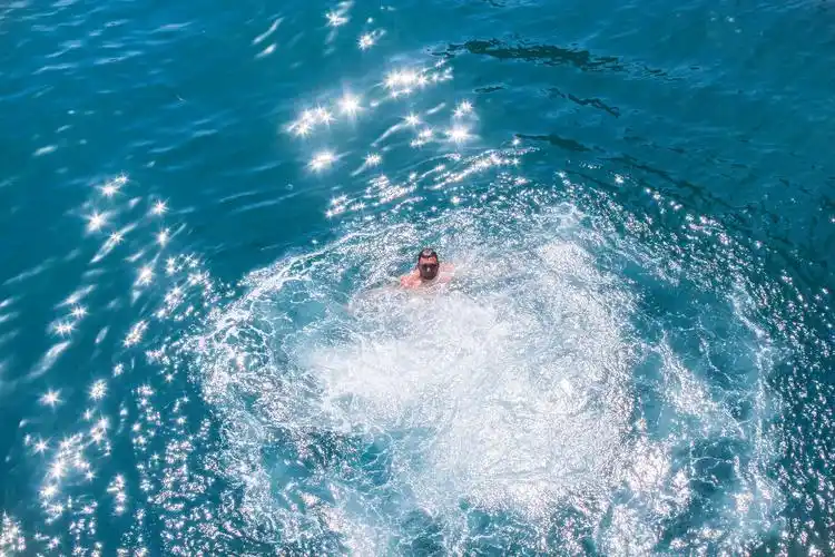 在海里游泳的男子