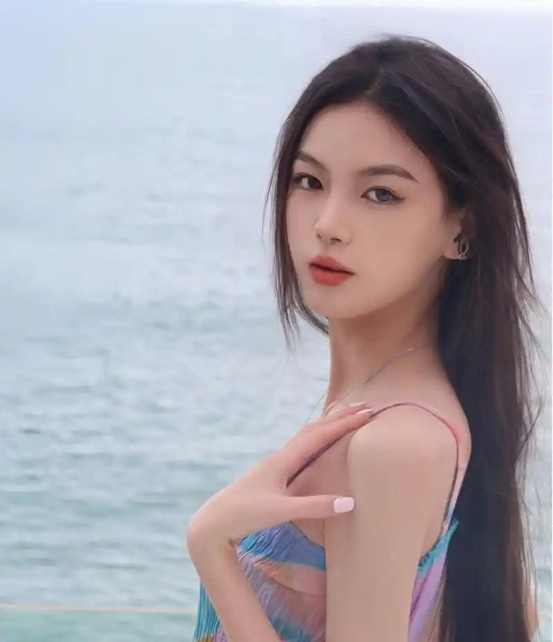 标准的瓜子脸,巴掌脸美女,有狐媚的气质了