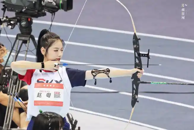 实不相瞒我真的好爱赵粤长发!这个高马尾本身就很飒!加上射箭!