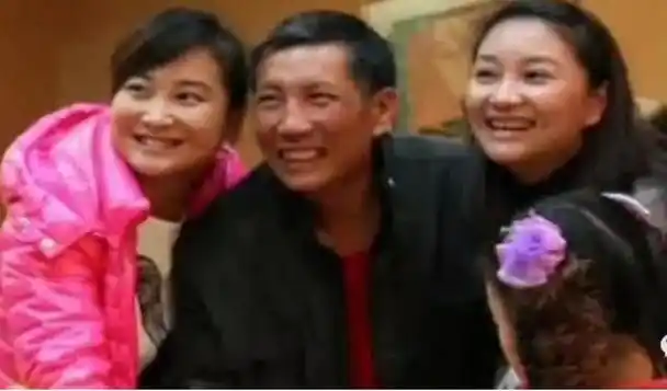 回顾贾玲母亲早逝男友抛弃姐姐供她9年冯巩管她吃住