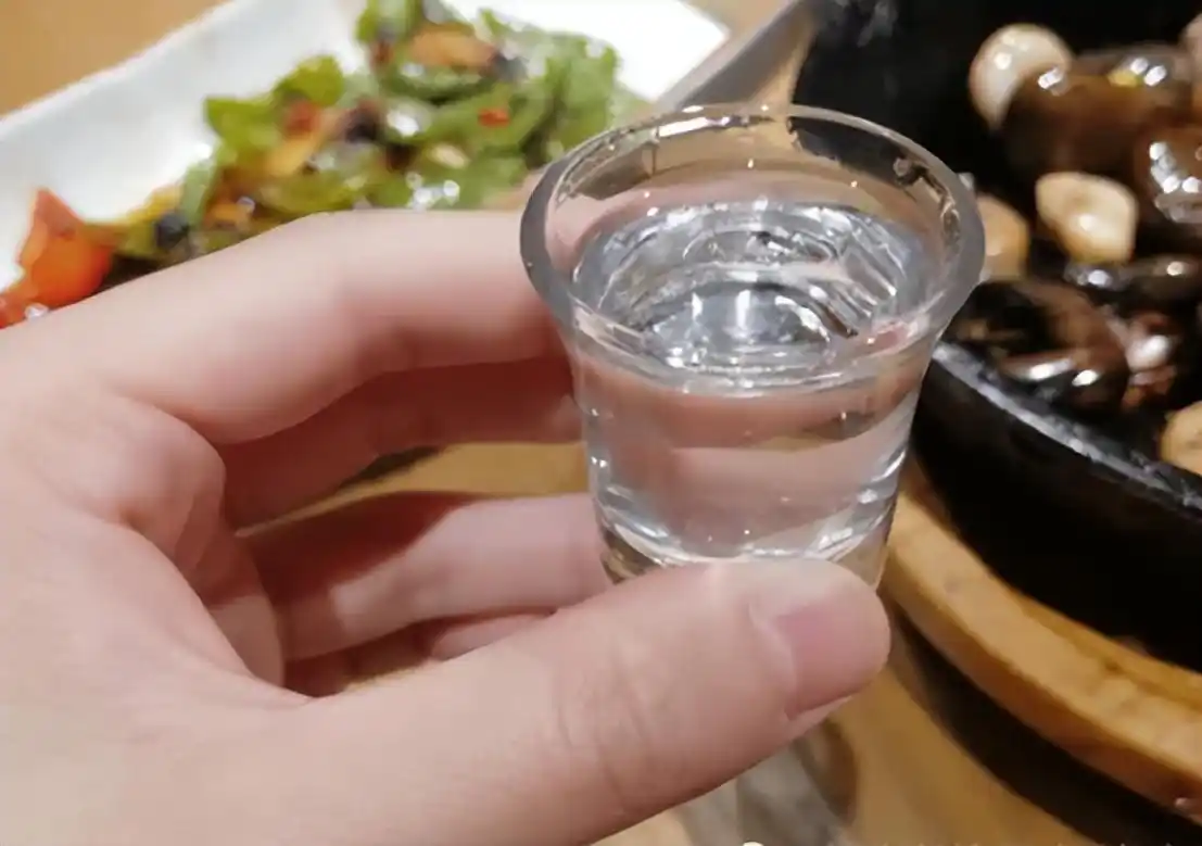 喝酒时,有人用左手举杯向你敬酒是啥意思?建议弄明白不然得罪人