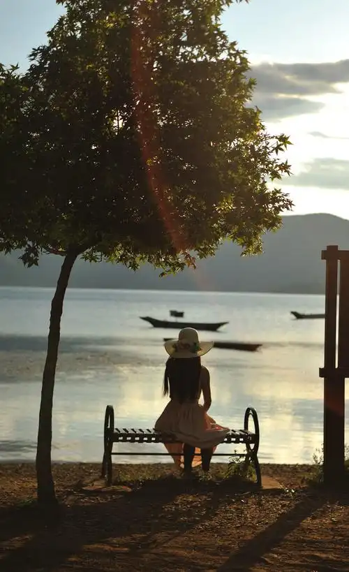 留在女神湾的背影