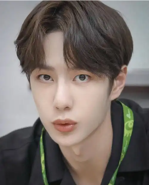 男孩子对着你嘟嘟嘴就是.