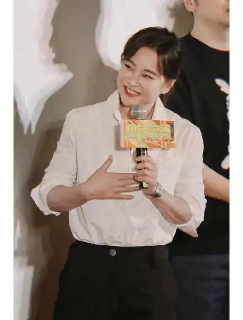 贾玲与张小斐杨紫同框现在110斤体重的她到底算不算美女