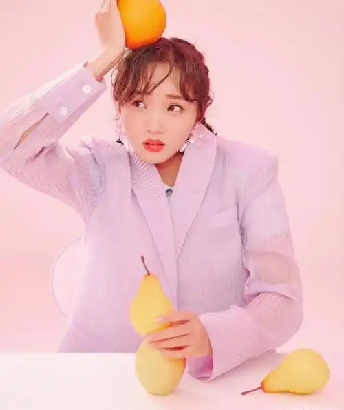 她出道前学了12年杂技,今穿粉色西装背桃心包,浓浓可爱风_吕小雨_时尚