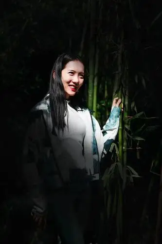 月夜下的小姑娘,在静静地等人(图)