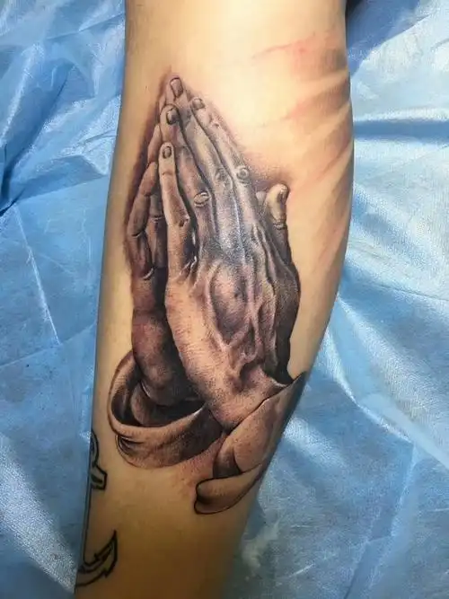 小腿写实双手合十纹身图案