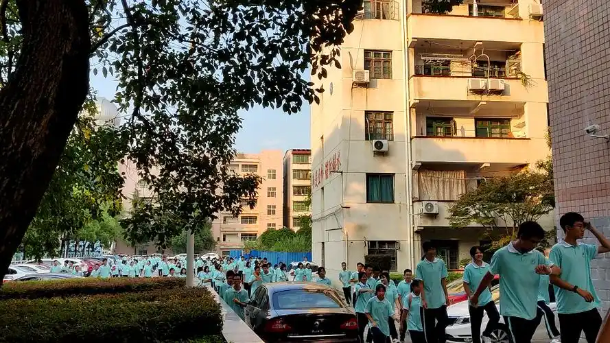 记录生活之学生下课场景.