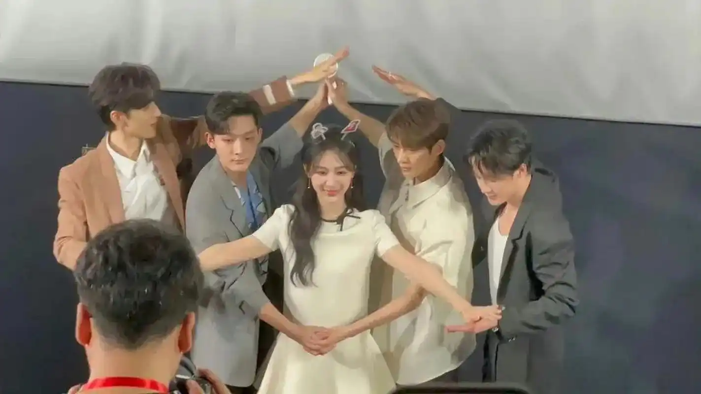 难怪感觉杨紫和长相思男主的合照似曾相识,只是身边不再是秦俊杰了