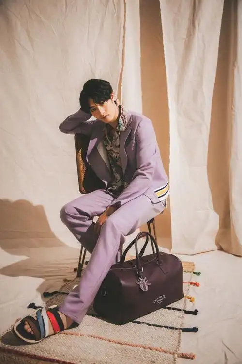 曹佑宁曝复古时尚大片慵懒帅气眼色撩人