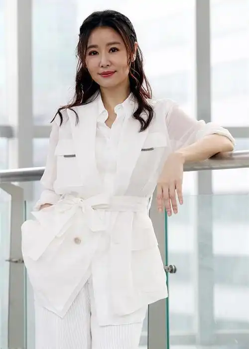 林心如44岁之后变了不少,卷发造型有点显老,扮嫩也穿不出少女感