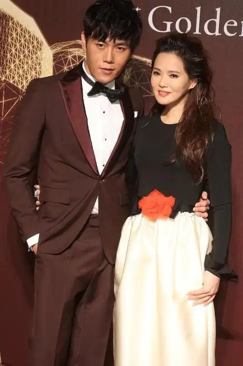 52岁伊能静又开始作了称吃虾从来让秦昊剥一旁婆婆吃醋了