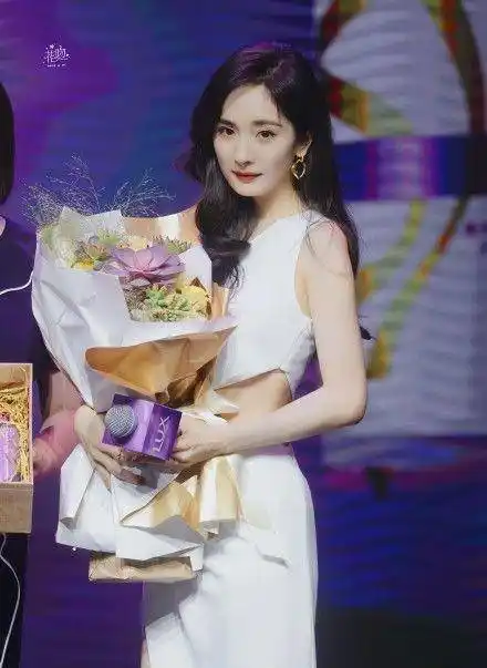 杨幂出席活动照片曝光白色裙子尽显身材颜值更是一绝