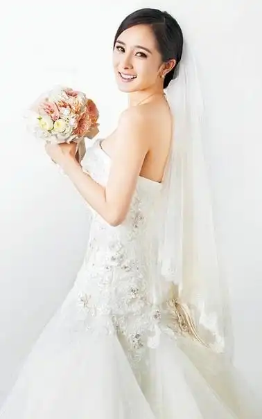 女星杨幂婚纱写真曝光 清纯扮相受追捧