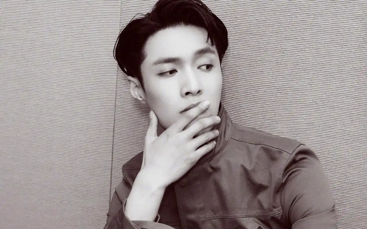 张艺兴时尚帅气黑白写真高清桌面壁纸