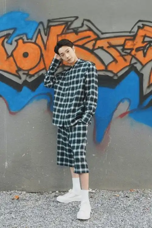 赖冠霖日常营业照,绿色格纹套装简约清爽,奶白短袜干净帅气