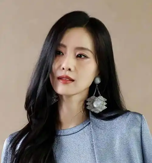 40岁唐嫣对比36岁刘诗诗,骨相老去和皮相老去的差距一目了然_时装周