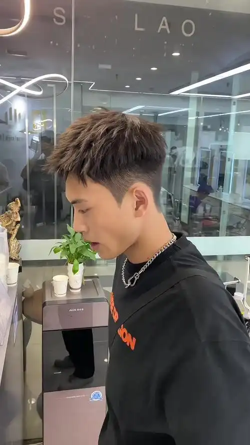 男生5厘米钢夹塑形烫 西安男士烫发-度小视