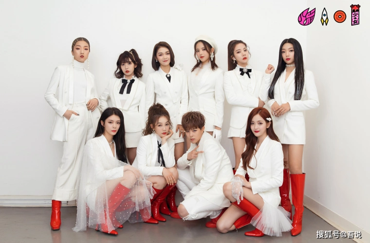 原创硬糖少女303最新制服照曝光造型师审美还停留在10年前吗