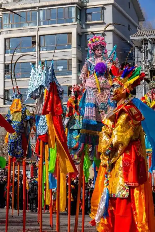 鲁沙尔高跷登上河南卫视春晚啦_表演_湟中_社火