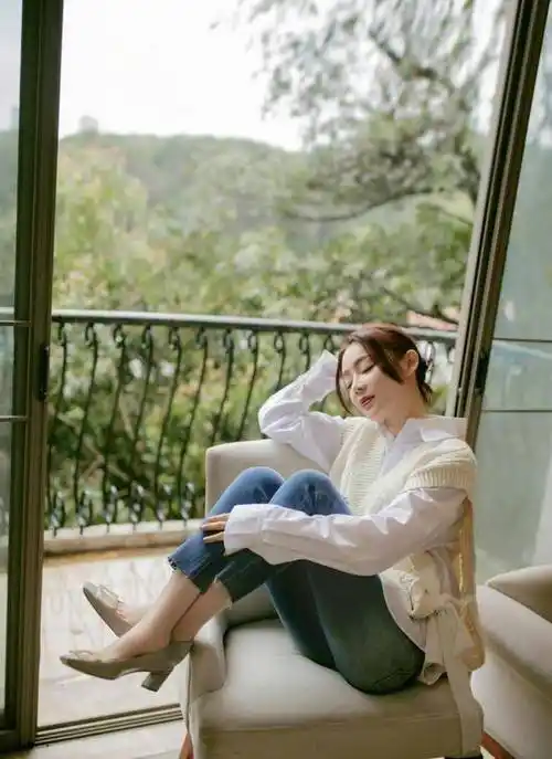 袁姗姗穿衣时尚减龄!