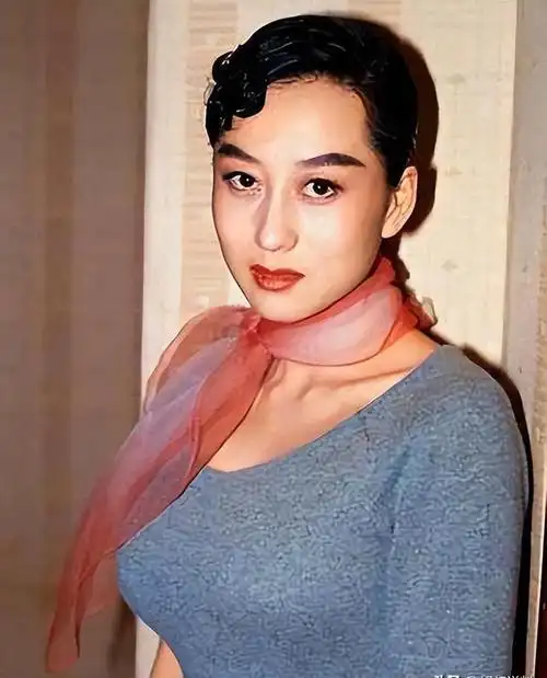 62岁利智罕见露面,苍老得像个老头!丝毫不见往日亚姐风范