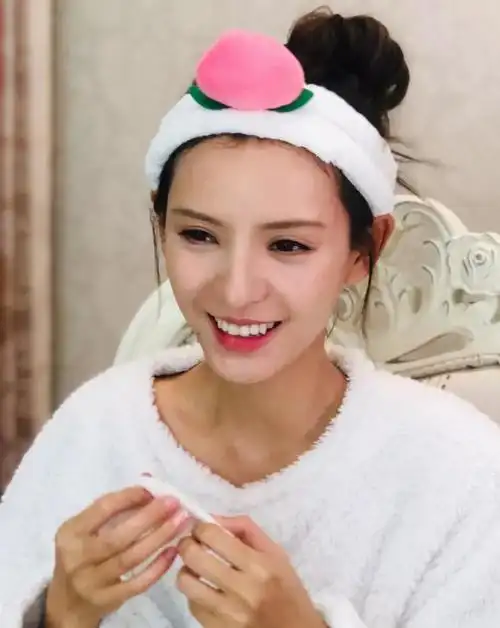 张予曦仗着有颜任性,当众直播卸妆,看到素颜长相让我跪了!