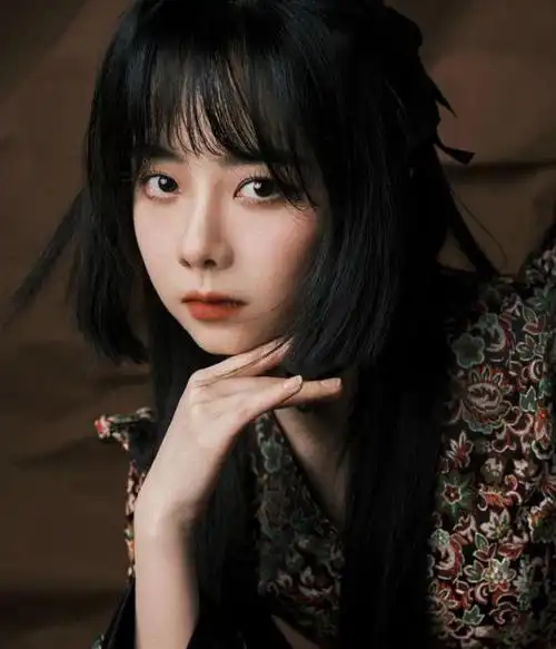 谭松韵穿旗袍拍写真 复古女郎范儿精灵古怪