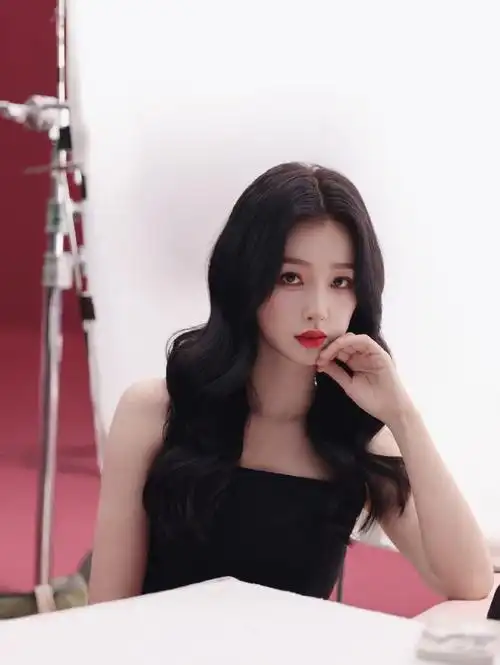 虞书欣红唇卷发花絮照##虞书欣卷发造型七宫格