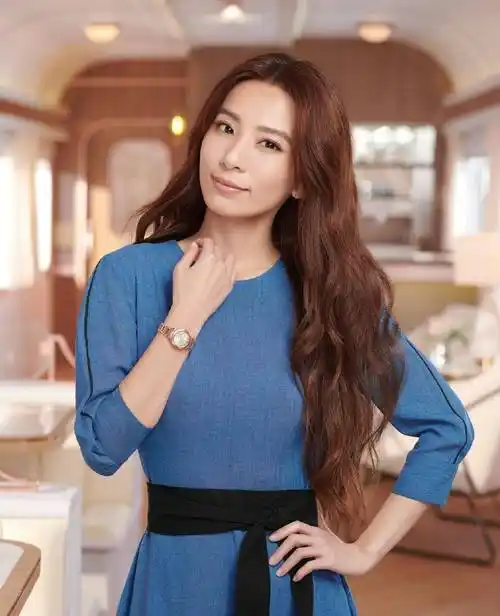 田馥甄气质真好,穿蓝色收腰裙出镜,搭配及腰长发,尽显知性优雅_黑色