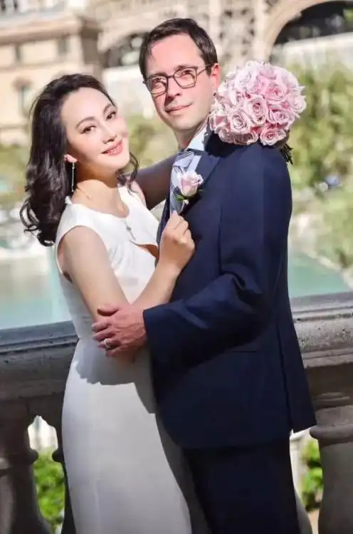 大宋佳:2段婚姻,一嫁京剧大师,二嫁比利时富商,46岁生二胎