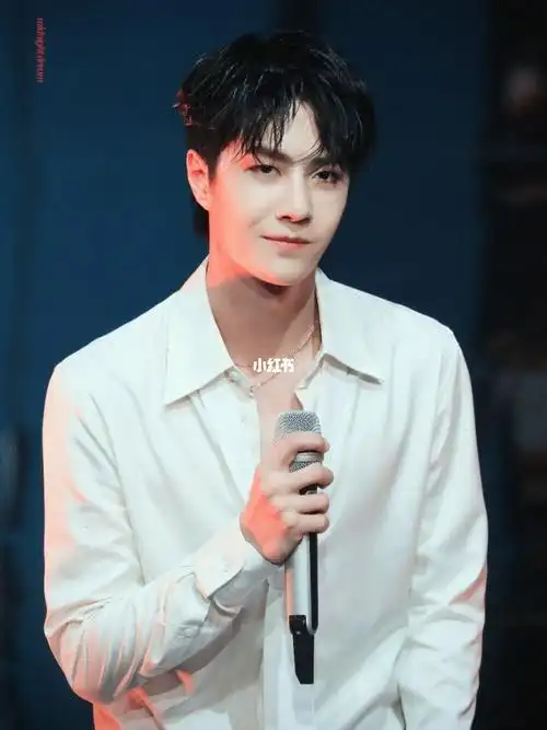 觉得这张啵啵笑,有点像cgx,好邪魅…_王一博_娱乐_明星娱乐资讯