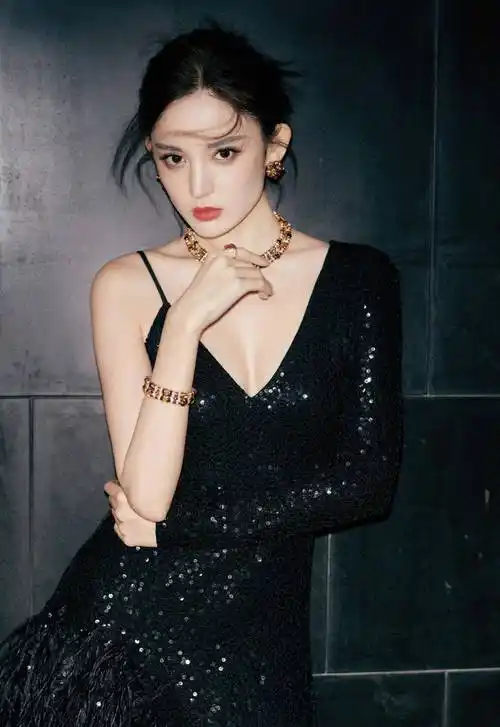 性感女神古力娜扎,神仙颜值,肌肤如雪,妖娆多姿,美得令人惊艳