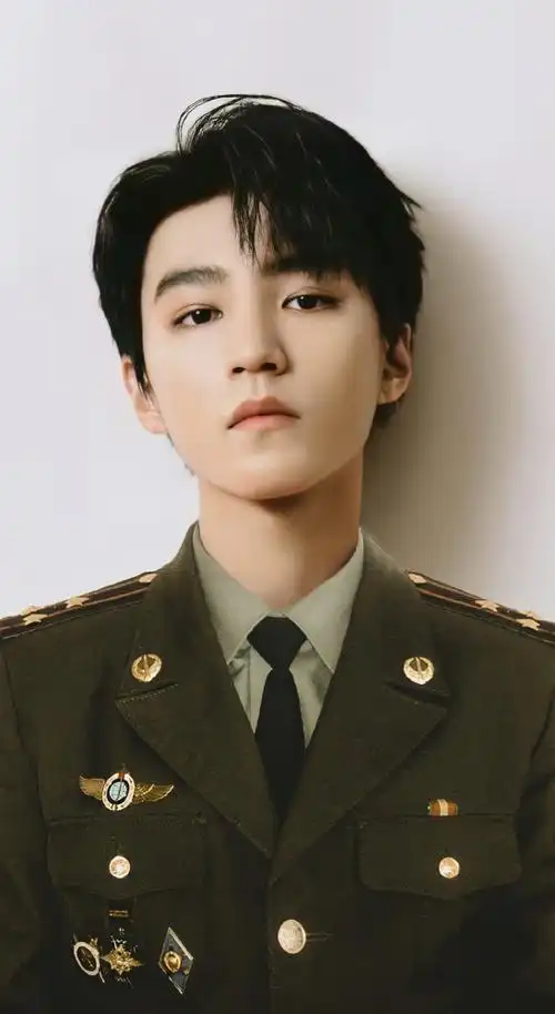 竟然被王俊凯军装惊艳到
