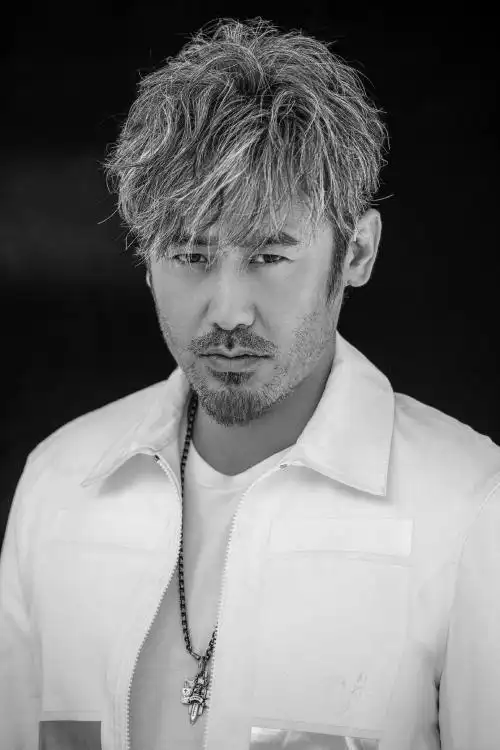 吴秀波近照曝光胡子拉碴白发混杂看上去老了不少