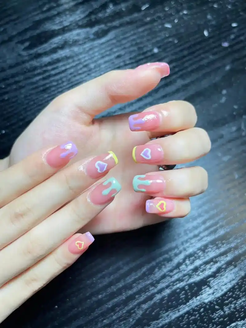 方形手绘可爱美甲是一个甲片二次利用的长度比本甲长一点点的款式