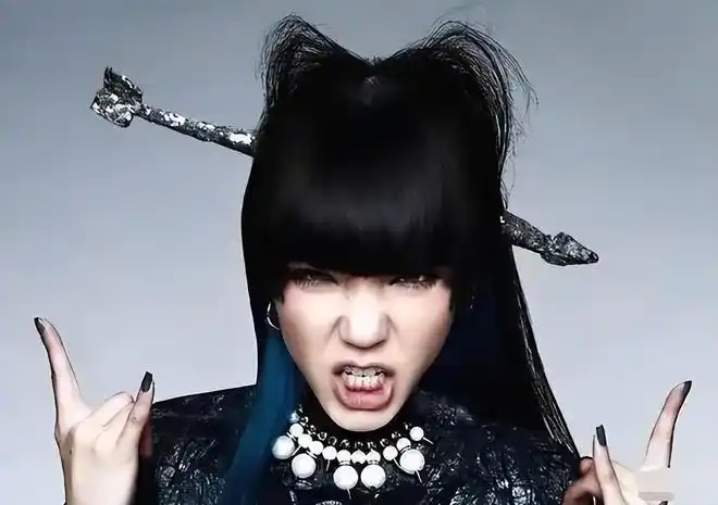 "跌落神坛"吴莫愁:狠赚1.3亿4人帮她穿鞋,如今却沦为资本弃儿